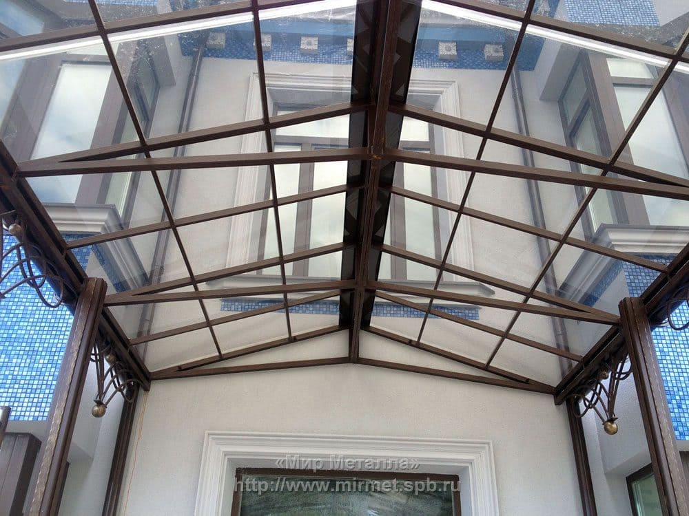 Навес с крышей из стекла над входом в частный дом